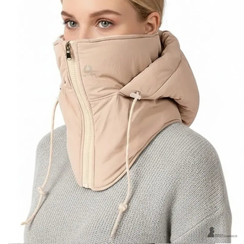 Cagoule waterproof kaki portée abaissée autour du cou, tissu imperméable et intérieur polaire, forme tour de cou protecteur, vue portée - Espace Cagoules