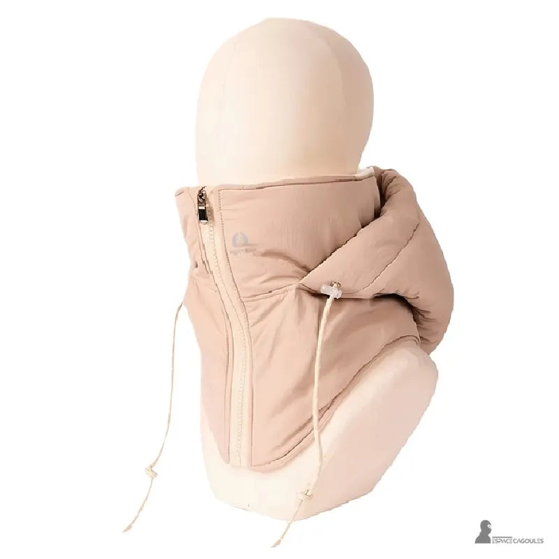 Cagoule waterproof kaki portée sur la tête, matière extérieure imperméable et doublure polaire, forme enveloppante protégeant tête et cou, vue de face - Espace Cagoules