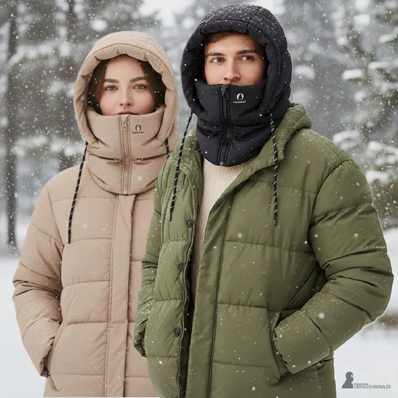Cagoule waterproof portée en extérieur par temps neigeux, tissu imperméable et doublure polaire, forme couvrante protégeant tête et cou, vue en environnement hivernal - Espace Cagoules