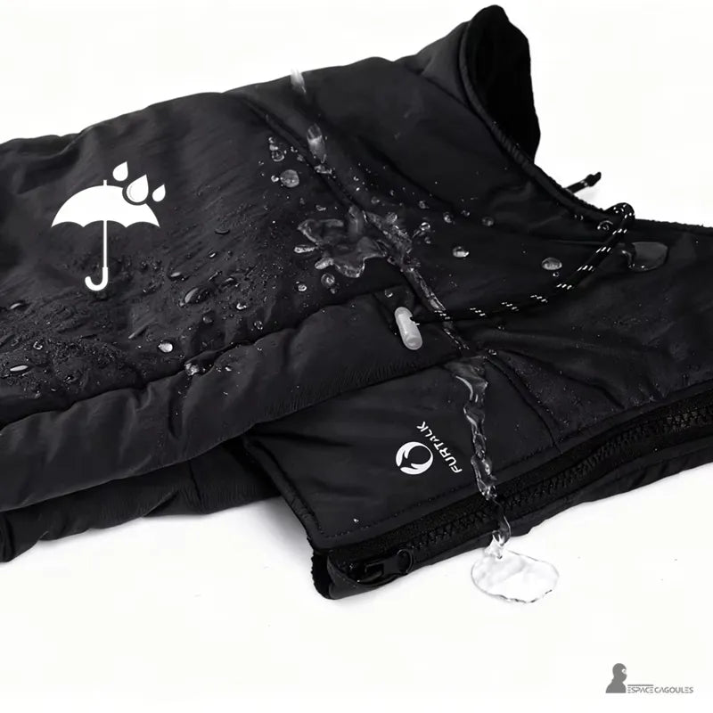 Cagoule waterproof avec eau ruisselant sur la surface, matière extérieure imperméable et lisse, forme protectrice, vue du produit lors d’un test d’humidité - Espace Cagoules