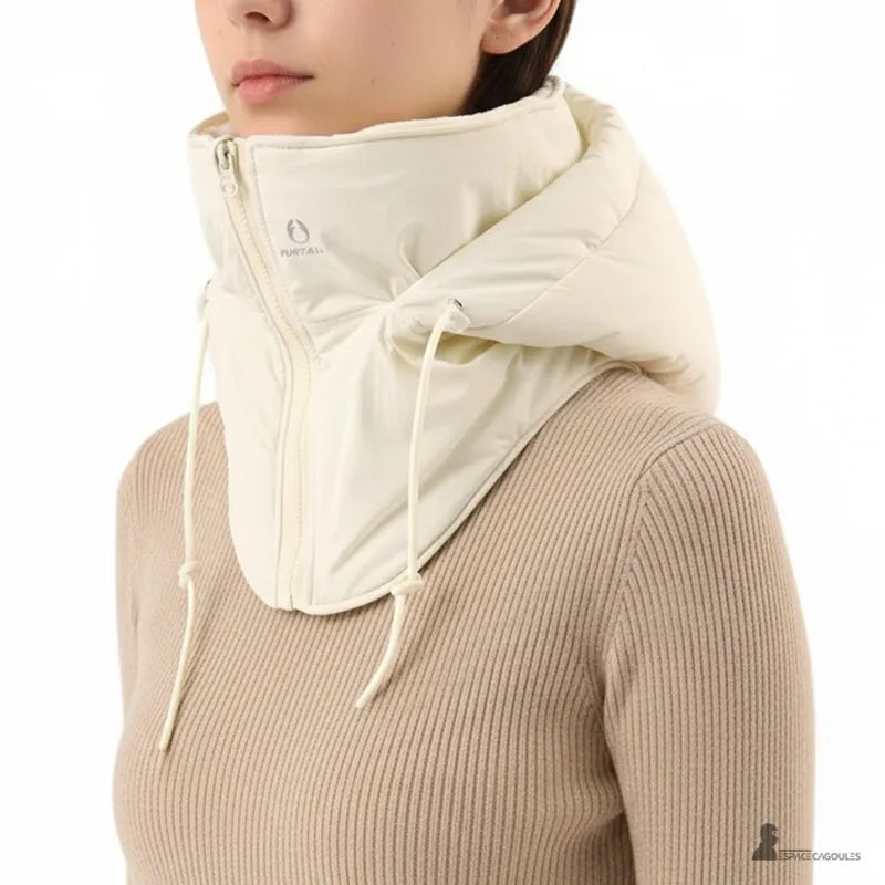 Cagoule waterproof blanche portée abaissée autour du cou, tissu extérieur imperméable et doublure polaire, forme tour de cou protecteur, vue portée - Espace Cagoules