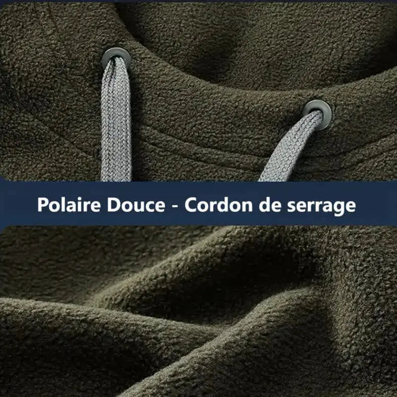 Gros plan sur le tissu polaire doux d'une capuche cagoule pour femme, avec des cordons de serrage pour un ajustement confortable.