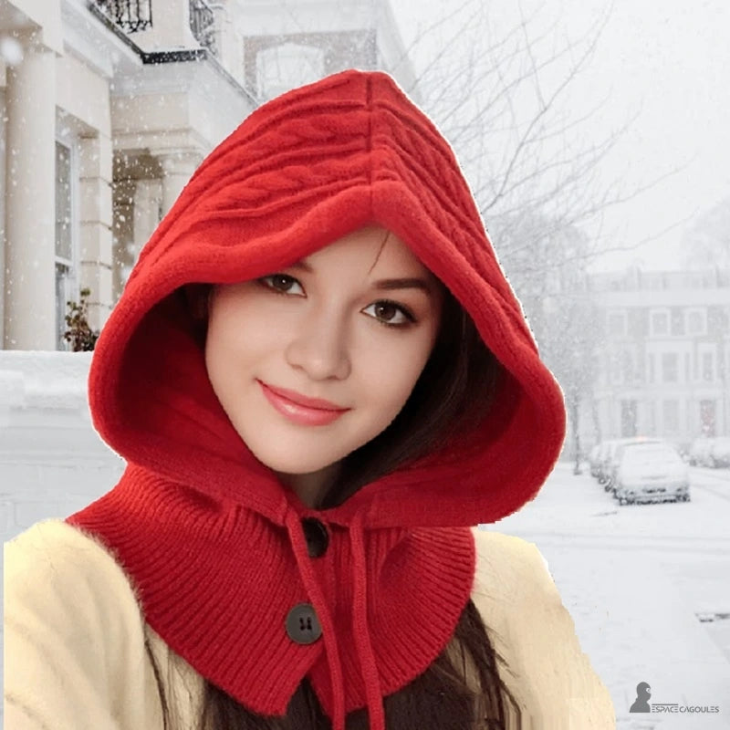Capuche Cagoule Tricot rouge avec bouton et cordons, femme souriante en extérieur sous la neige, accessoire chaud et féminin