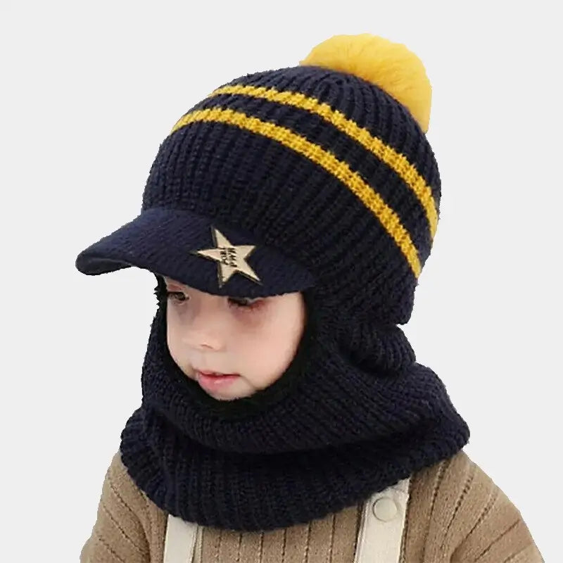Enfant portant une casquette bonnet enfant en laine tricotée noire avec rayures jaunes, visière étoilée et pompon jaune, couvrant la tête, le cou et le visage pour une protection optimale contre le froid.