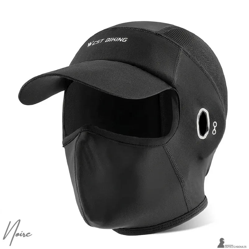 Casquette cagoule été noire avec visière présentée sur mannequin de face, design couvrant avec ouverture latérale cerclée pour passage de lunettes – Espace Cagoules