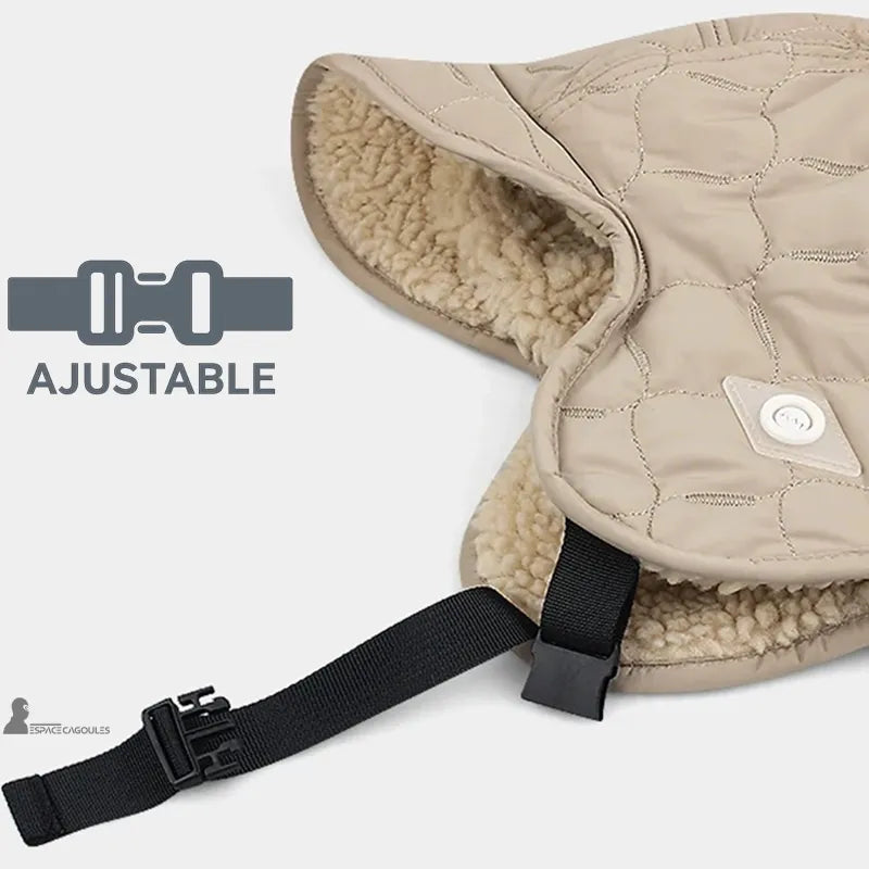 Casquette Chapka matelassée détail oreillettes beige, zoom sur le patch décoratif et couture matelassée - Espace Cagoules