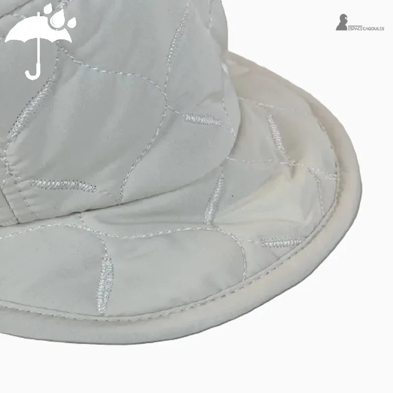 Casquette Chapka matelassée détail visière blanche déperlante, plan rapproché sur le tissu cousu - Espace Cagoules
