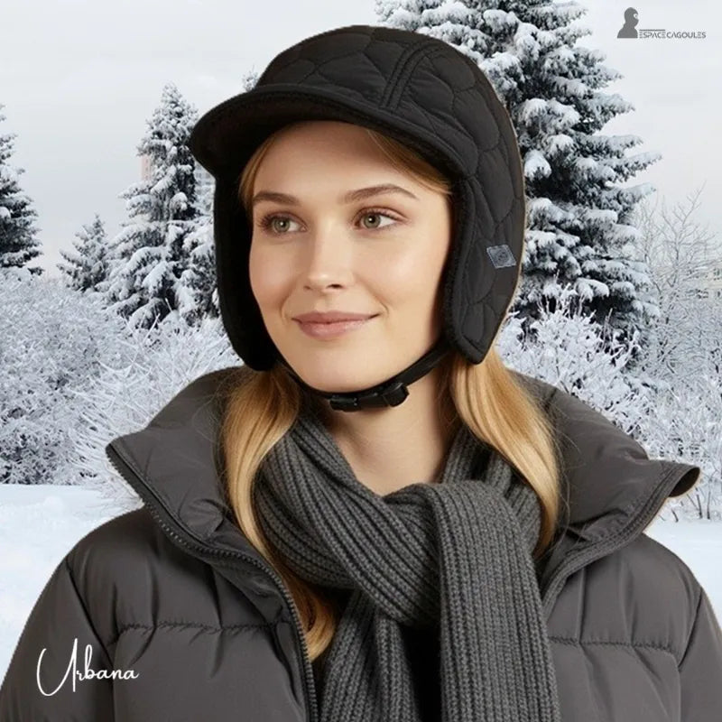 Casquette Chapka matelassée femme en extérieur neigeux, visière protectrice et oreillettes chaudes portées avec manteau d’hiver - Espace Cagoules