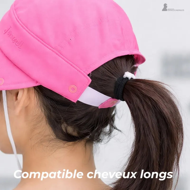 Apertura specifica per coda di cavallo sul cappello sahariano da donna indossato da una donna - Spazio Cappucci