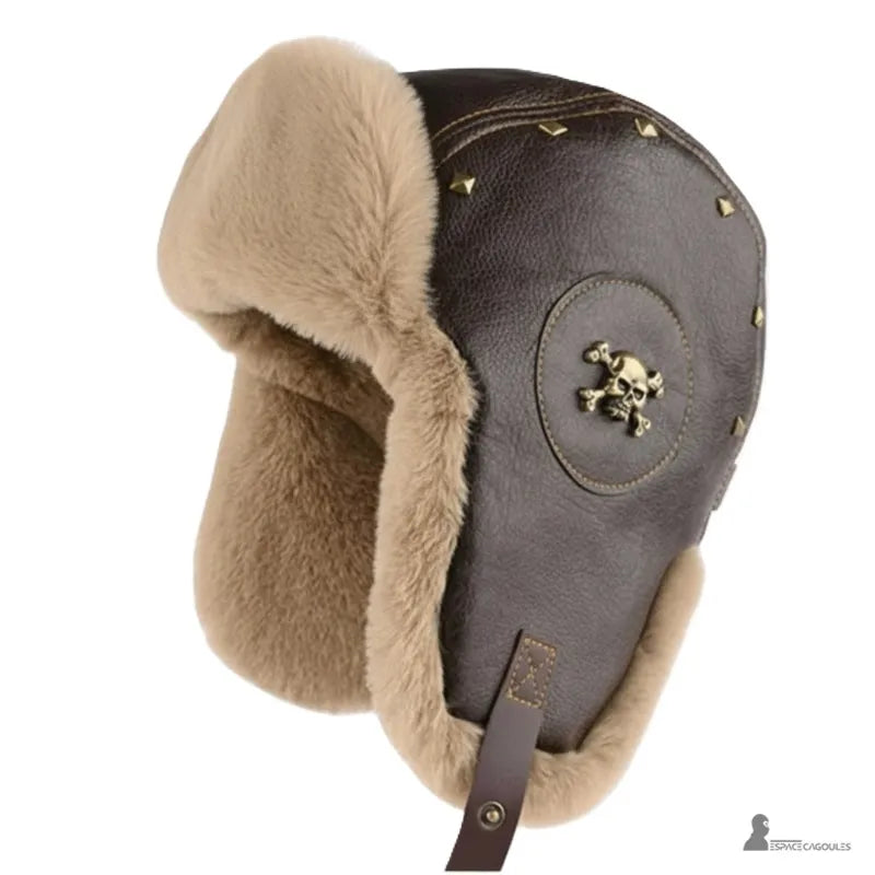 Chapka aviateur en cuir marron foncé avec doublure en fausse fourrure beige, vue de trois quarts sur fond blanc - Espace Cagoules