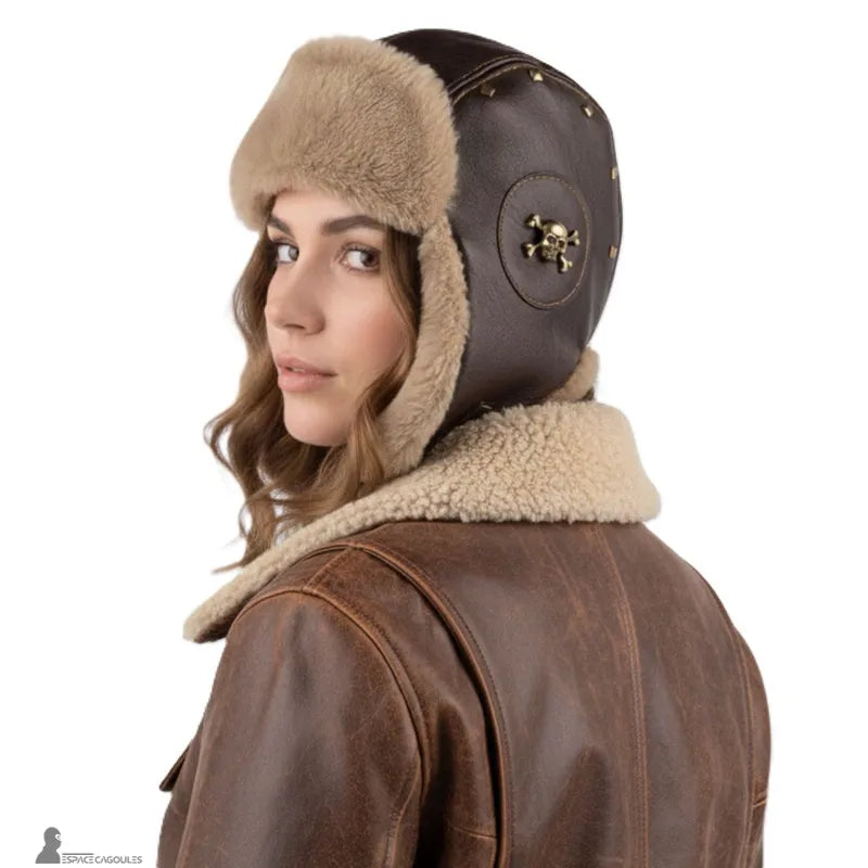 Chapka aviateur en cuir marron et fausse fourrure portée par une femme, vue de profil, tenue hivernale en cuir - Espace Cagoules