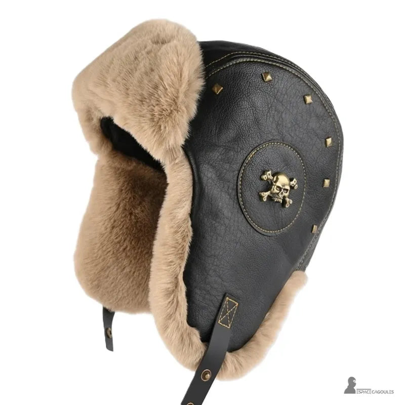 Chapka aviateur en cuir noir avec doublure en fausse fourrure beige, vue de trois quarts sur fond blanc - Espace Cagoules