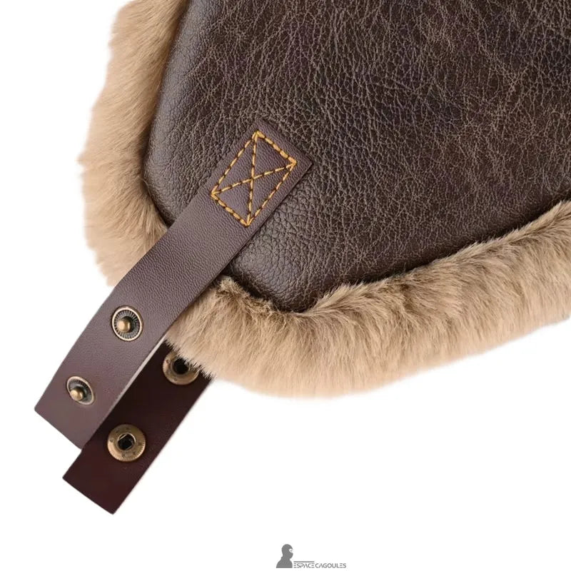 Chapka aviateur en cuir marron avec doublure en fausse fourrure, détail de la sangle de réglage et des boutons-pression, vue rapprochée - Espace Cagoules
