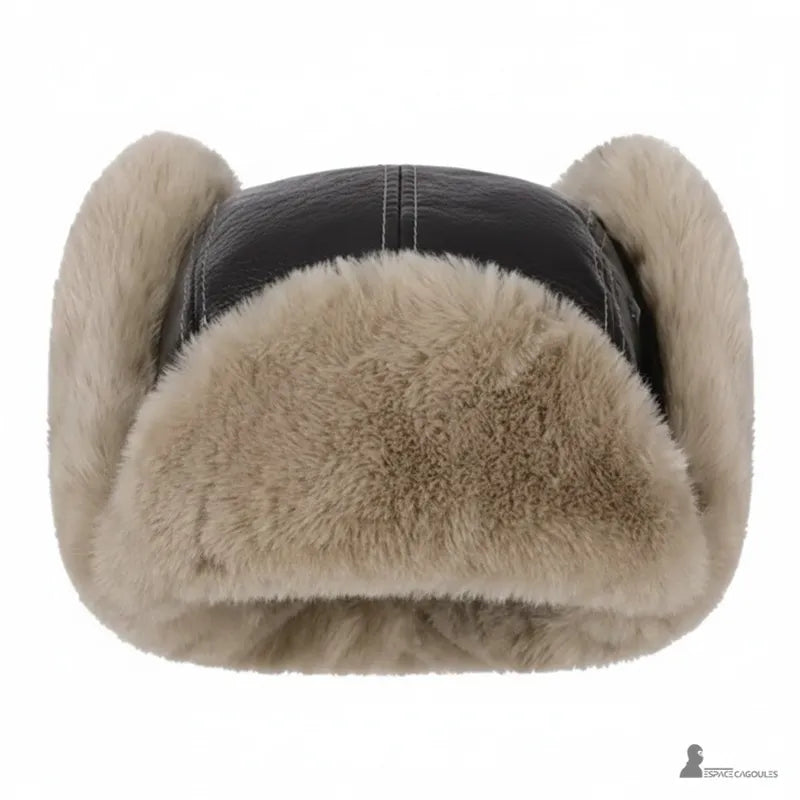 Chapka aviateur en cuir et fausse fourrure, vue de face avec oreillettes rabattues, forme chapka aviateur sur fond blanc - Espace Cagoules