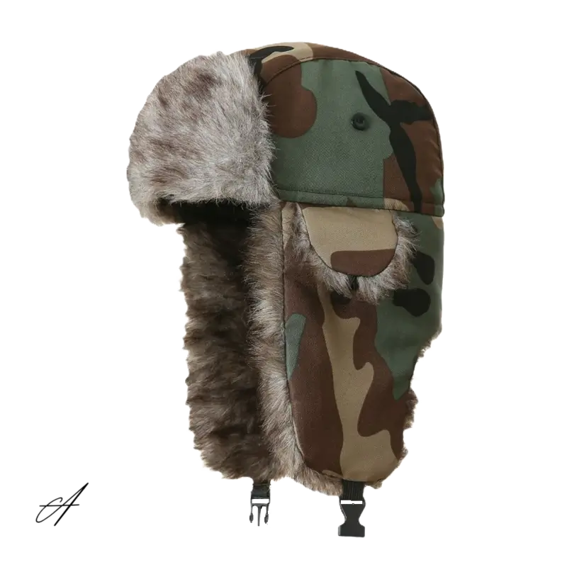  Chapka Chasse militaire avec motif camouflage vert et marron, intérieur doublé de fourrure grise, oreillettes rabattables.