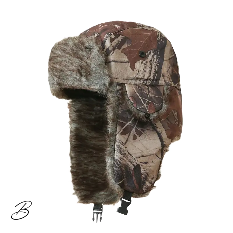 Chapka Chasse camouflage forêt aux tons marron et beige, fourrure épaisse marron foncé, idéale pour la chasse par temps froid.