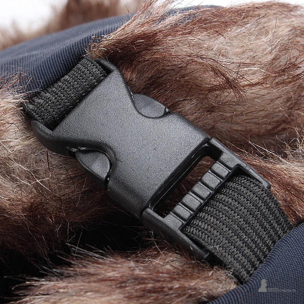 Chapka Chasse détail de la boucle noire résistante fixée sur sangle robuste et fourrure brune