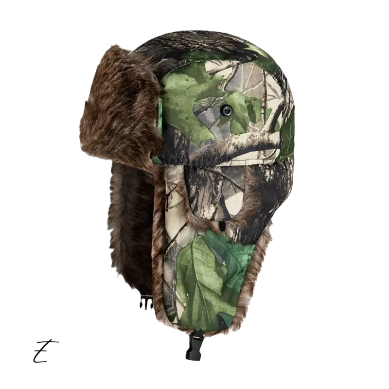 Chapka Chasse camouflage vert et marron avec fourrure épaisse grise, conçue pour protéger du froid en pleine nature.
