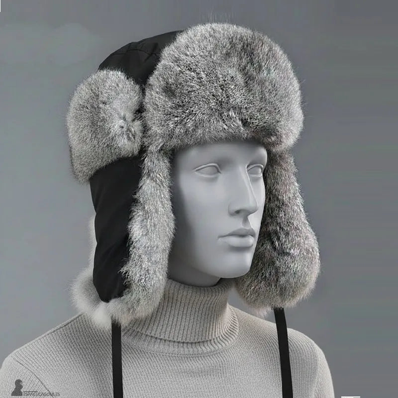 Cappello di pelliccia maschile in versione nera e grigia indossato da una modella nello studio - Espace Cagoules