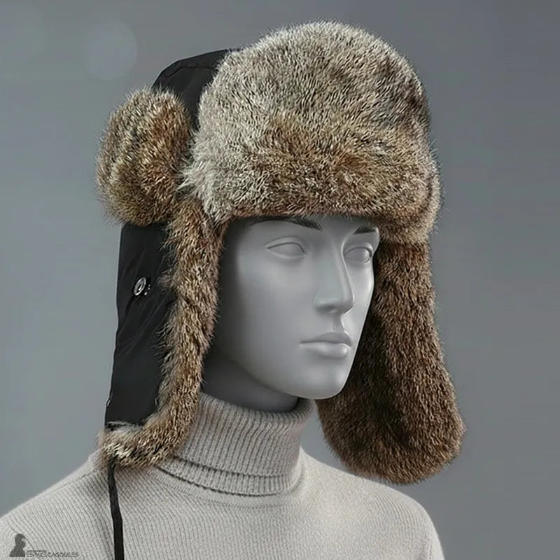 Cappello di pelliccia da uomo in versione nera e gialla indossato da una modella con pelliccia spessa - Espace Cagoules