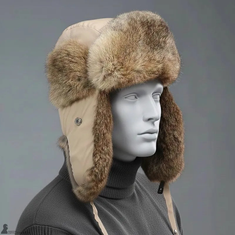 Cappello da uomo color beige kaki indossato da una modella in studio - Espace Cagoules