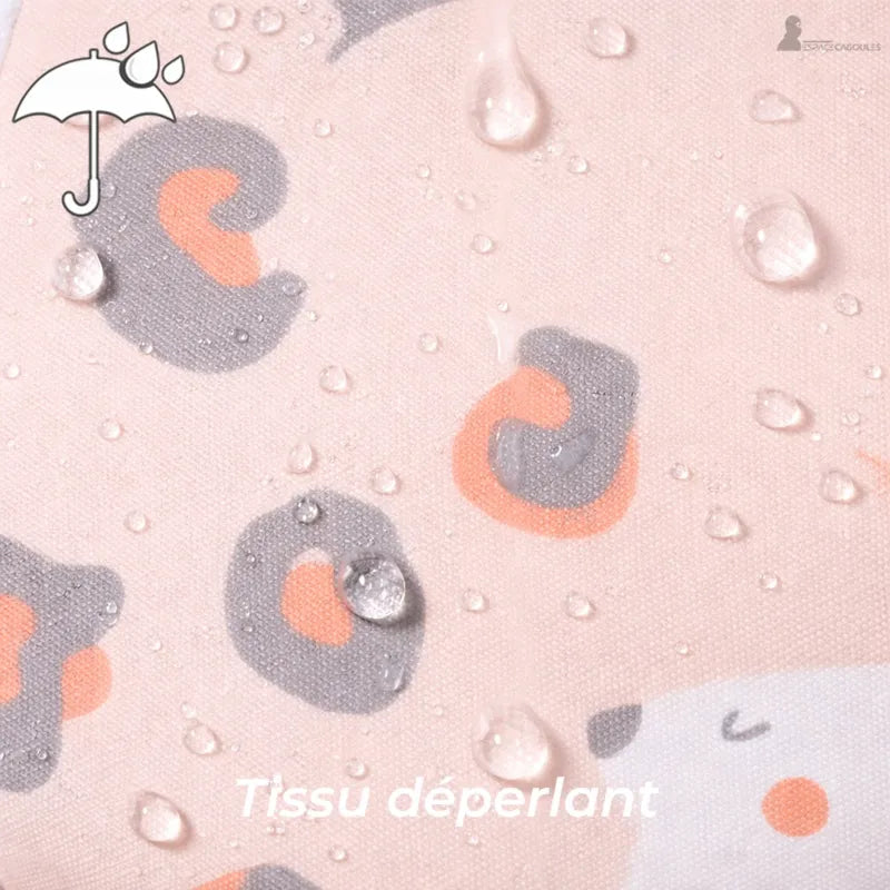 Zoom sur le tissu déperlant et les motifs cartoon de la Chapka fille avec masque - Espace Cagoules