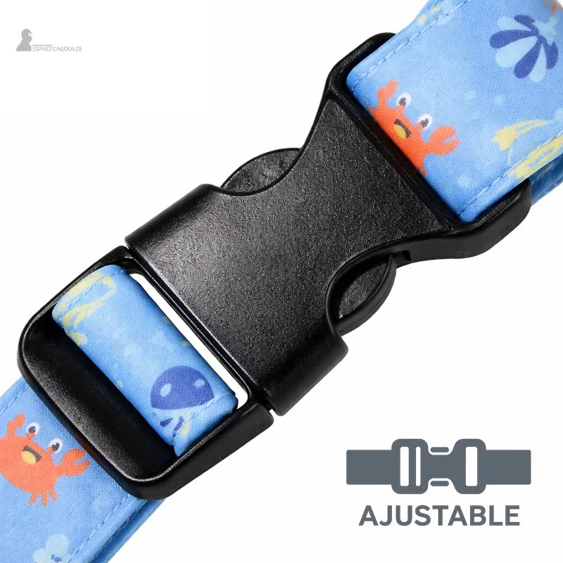 Détail de la boucle de serrage noire sur sangle bleue à motifs marins avec système ajustable - Espace Cagoules