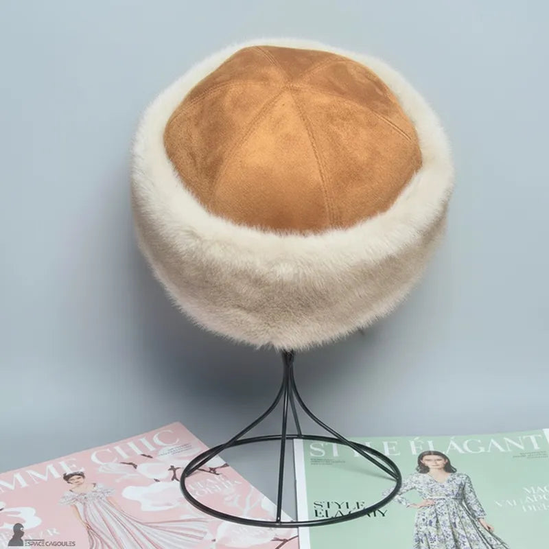 Faux fourrure Chapka in beiger Kunstfell und camel-farbener Kappe, runde Chapka-Form, Ansicht von oben auf einem Träger, in neutraler Innenumgebung - Espace Cagoules.