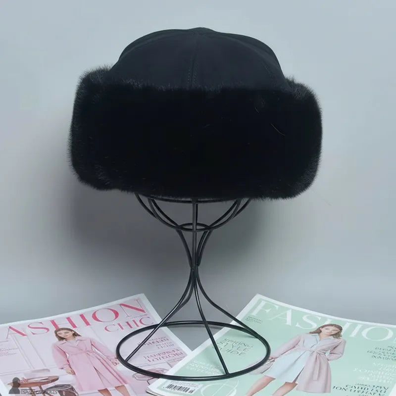 Faux fourrure Chapka in schwarzer Kunstfell mit schwarzem Textiloberteil, schützende Chapka-Form, Frontalansicht auf Ständer, in Innenräumen auf hellem Hintergrund präsentiert - Cagoules Raum.