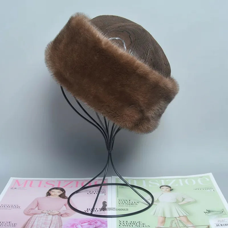 Faux fourrure Chapka in brauner Kunstfell mit strukturierter brauner Kappe, strukturierte Chapka-Form, Profilansicht auf einem Ständer, in einem Innenraum vor neutralem Hintergrund präsentiert - Espace Cagoules