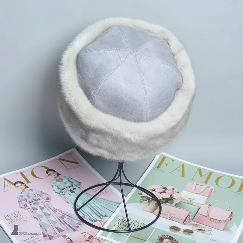 Faux fourrure Chapka in hellgrau mit Textilkappe, runde Form, Draufsicht auf Ständer, in neutralem Innenraum - Cagoules Raum