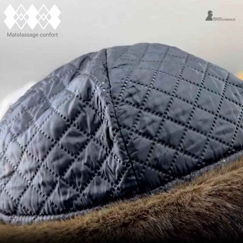 Faux-Fur Chapka mit sichtbarem gepolstertem Innenfutter, gepolsterte Textilfütterung für thermischen Komfort, Nahaufnahme des Materials, in Innenumgebung - Bereich Kapuzen.