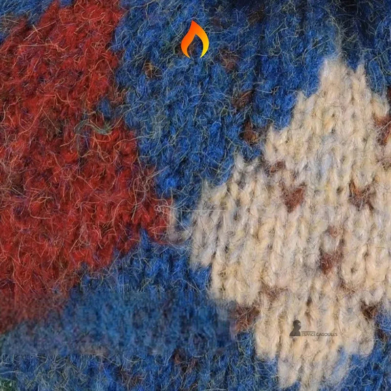 Chapka ski femme gros plan sur la texture jacquard tricotée, mélange de laine bleue, rouge et beige – Espace Cagoules