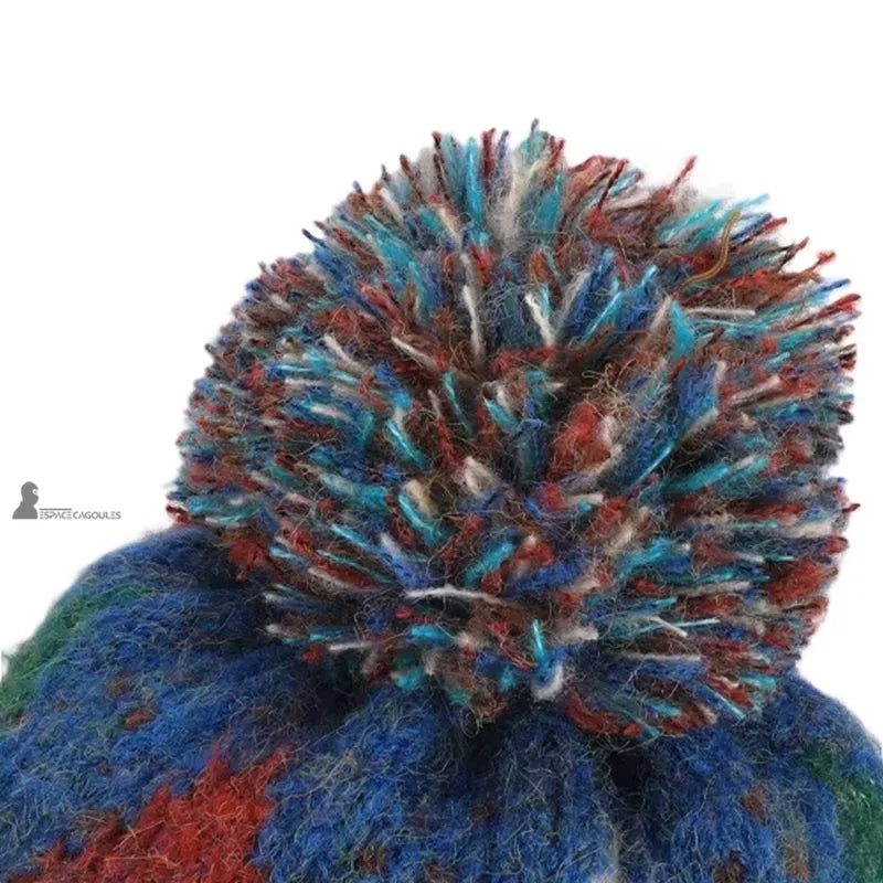 Chapka ski femme détail du pompon multicolore en laine mélangée rouge, bleue et verte – Espace Cagoules