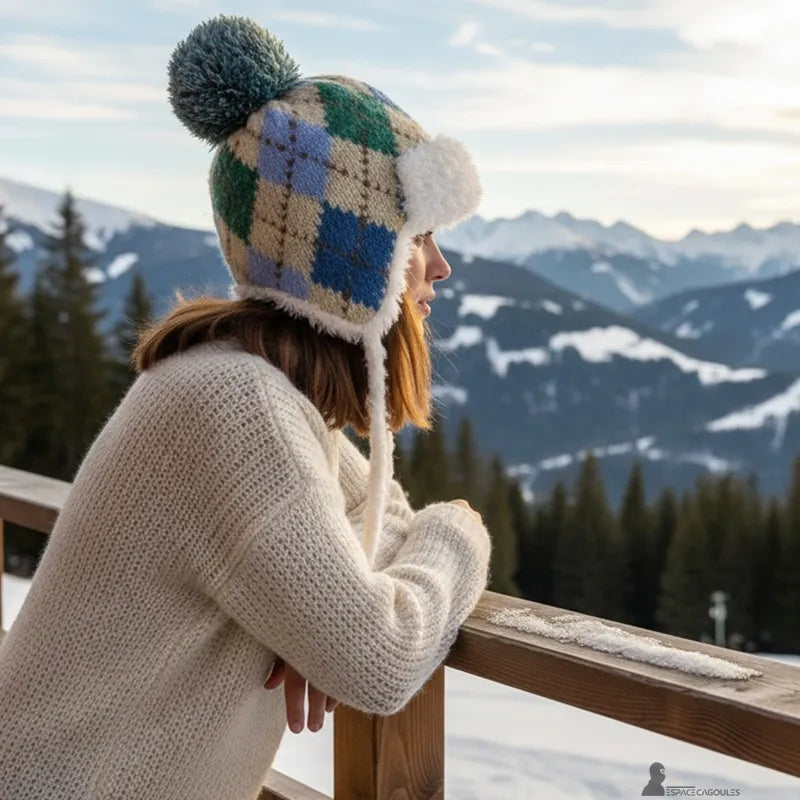 Chapka ski femme verte et bleue portée en montagne, vue latérale sur fond d’Alpes enneigées – Espace Cagoules