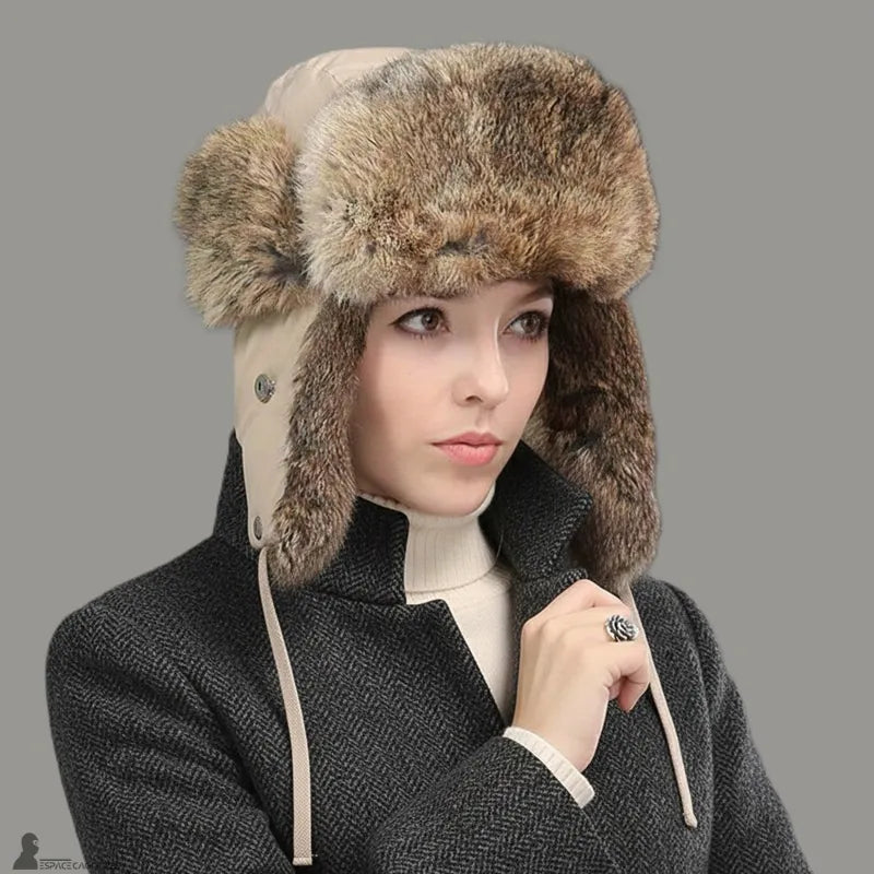 Cappello da donna in pelliccia – Donna che indossa un cappello beige in pelliccia vera con cappotto grigio, elegante e invernale – Espace Cagoules