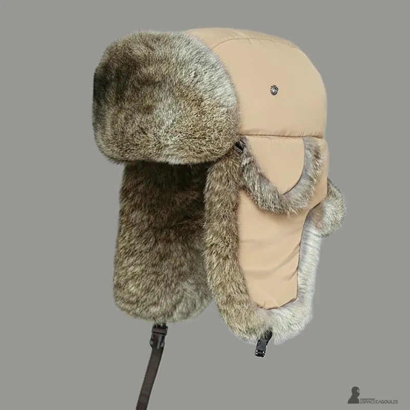 Cappello da donna in pelliccia – Cappello beige in vera pelliccia di coniglio presentato su sfondo grigio, vista dettagliata del prodotto – Espace Cagoules
