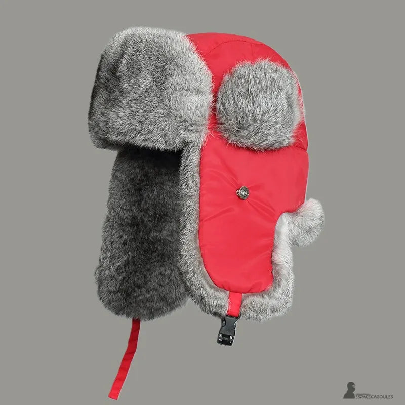 Cappello da donna in pelliccia – chapka rossa con pelliccia grigia in primo piano, presentazione dettagliata del modello per mostrare texture e calore – Espace Cagoules