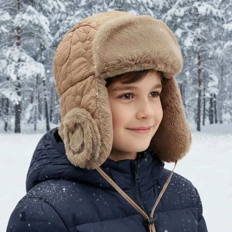 Chapka garçon khaki portée par un enfant par temps neigeux, bonnet fourré chaud offrant un excellent confort – Espace Cagoules