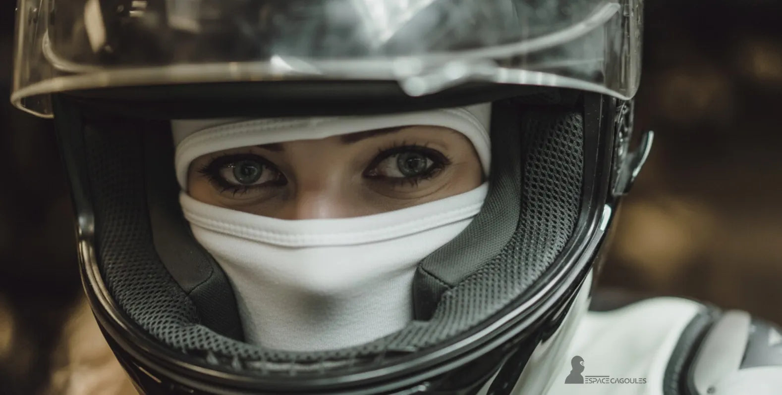 Cagoule Blanche sous casque moto offrant protection intégrale du visage, parfaite pour motard ou motarde recherchant confort et isolation thermique.