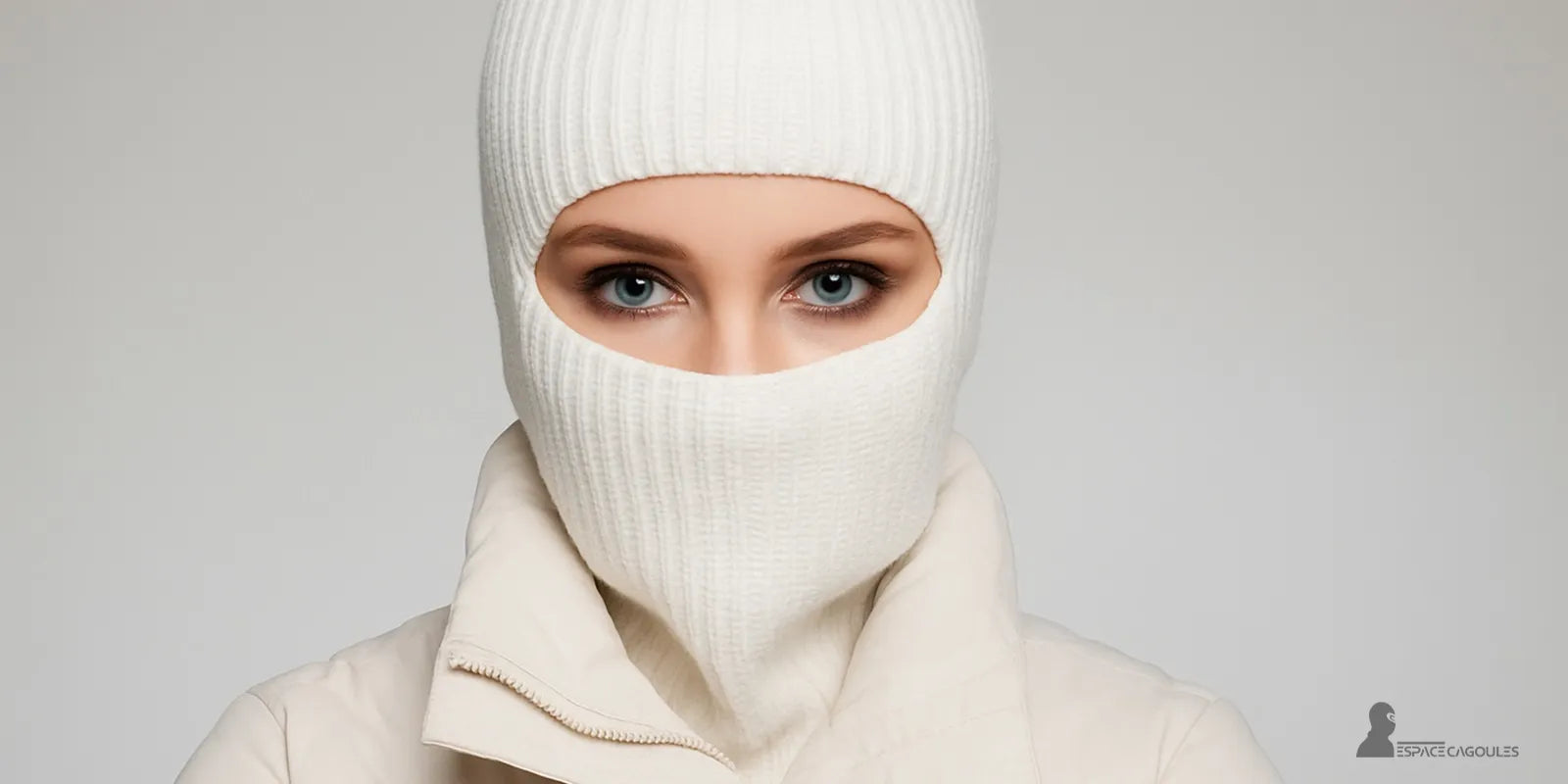 Cagoule Blanche femme élégante en maille tricotée couvrant le visage, idéale pour se protéger du froid hivernal avec douceur et raffinement.