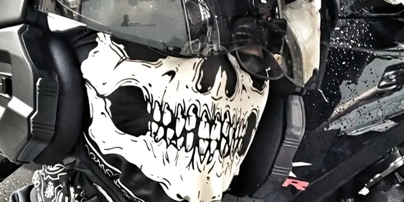 Cagoule Ghost noire à motif tête de mort portée sous casque de moto – Espace Cagoules