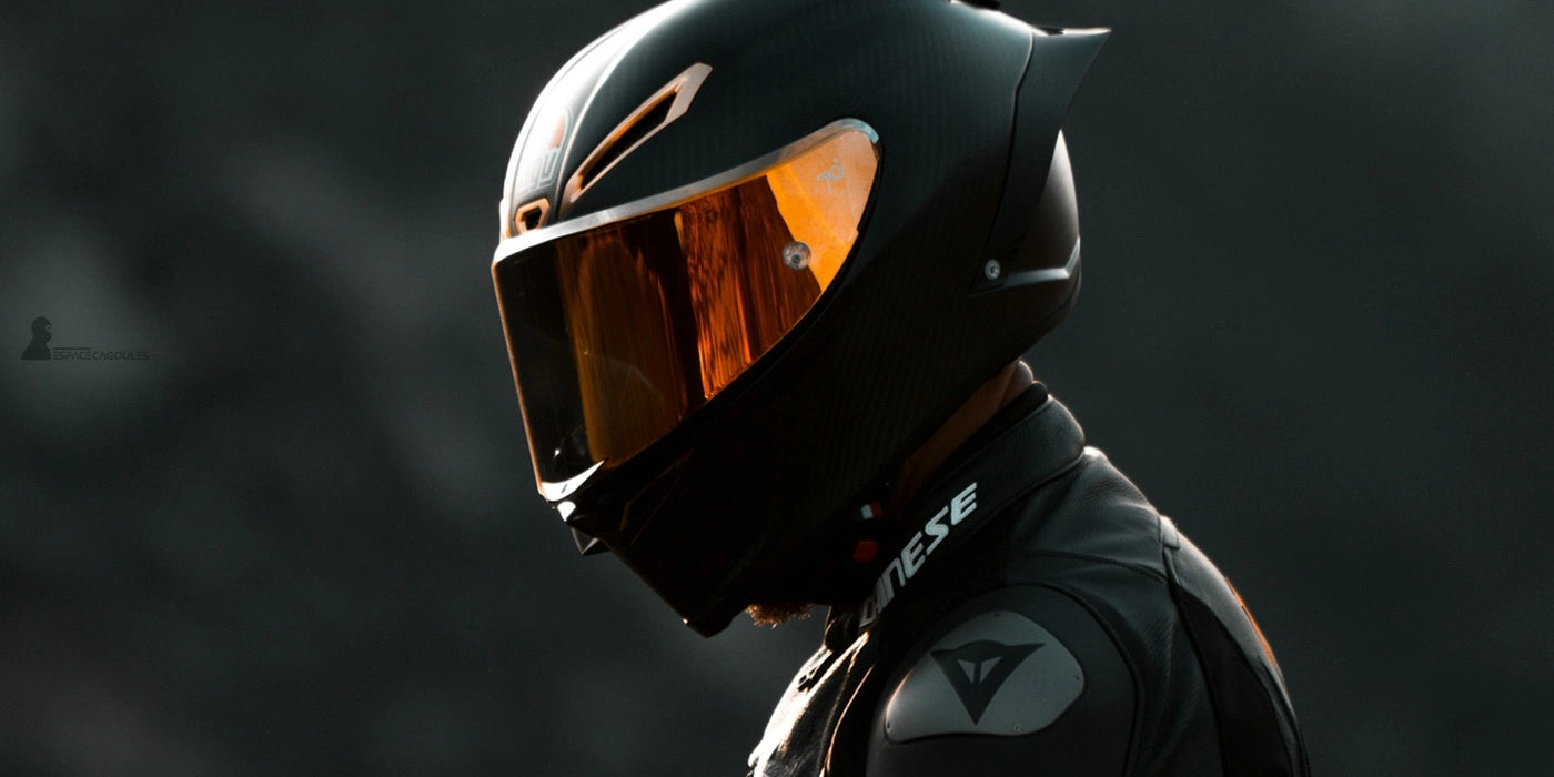 Motard équipé d'une cagoule moto soie sous casque intégral avec visière fumée - Espace Cagoules