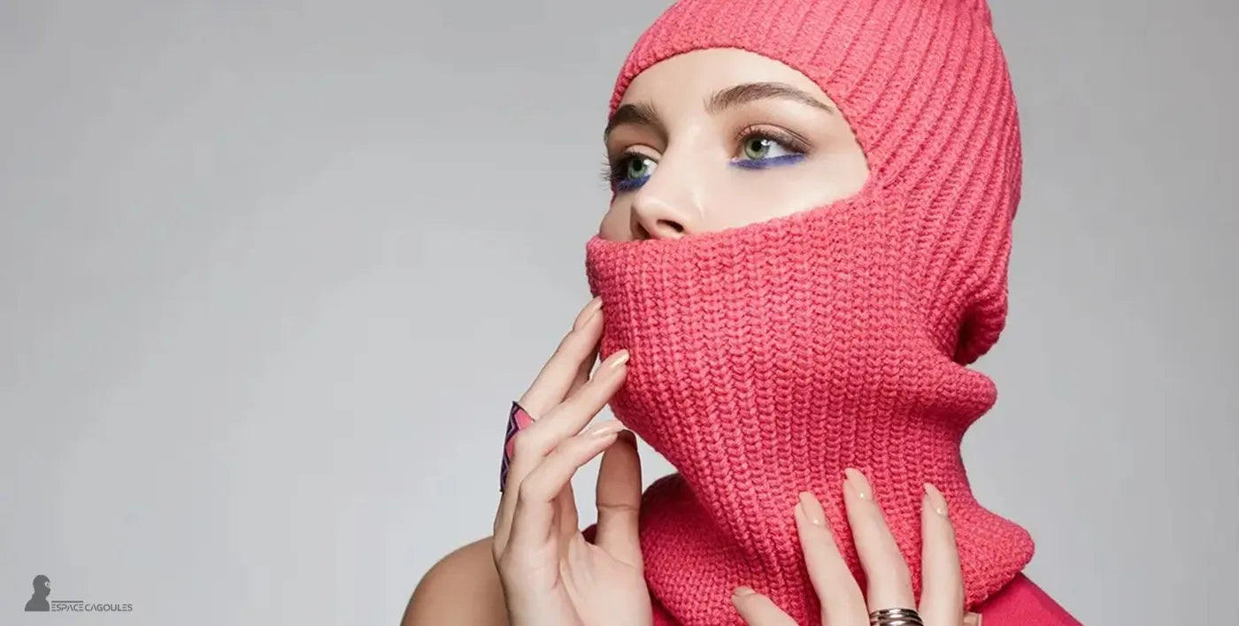 Profil d’une femme portant une cagoule rose en maille épaisse, accessoire chaud et tendance pour la ville et les sports d’hiver – Espace Cagoules