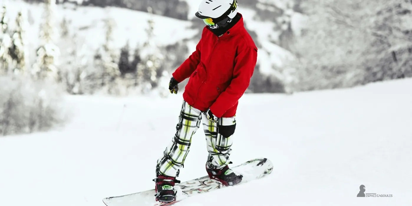 Cagoule ski homme snowboarder en veste rouge sur piste enneigée – Espace Cagoules