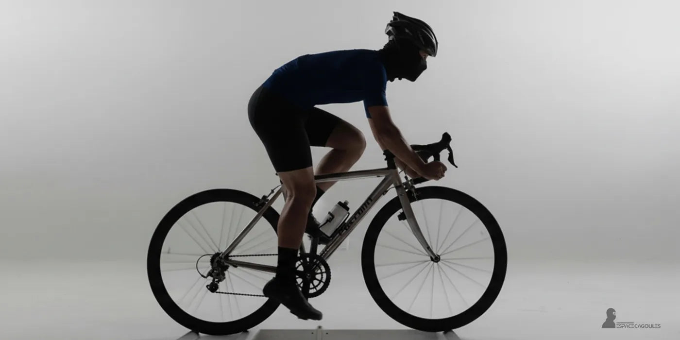 Cagoule vélo homme noire pour cycliste en pleine course – performance et aérodynamisme