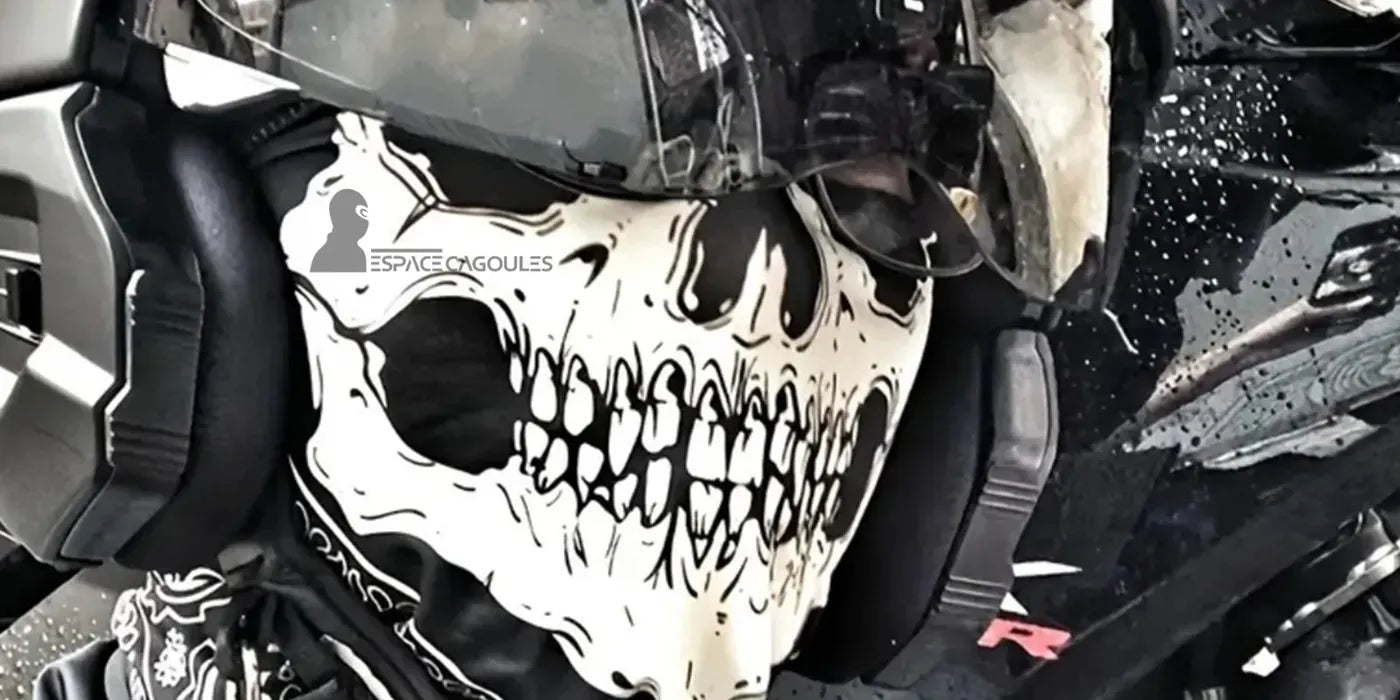 Cagoules tête de mort portées sous casque intégral avec visière relevée, motif crâne blanc couvrant le bas du visage, vue rapprochée en environnement urbain sombre - Espace Cagoules