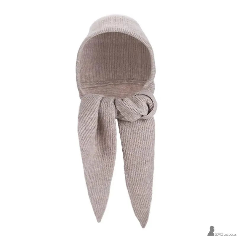 Echarpe cagoule femme beige moka en maille tricotée, capuche intégrée avec écharpe nouée, vue de face sur fond blanc - Espace Cagoules