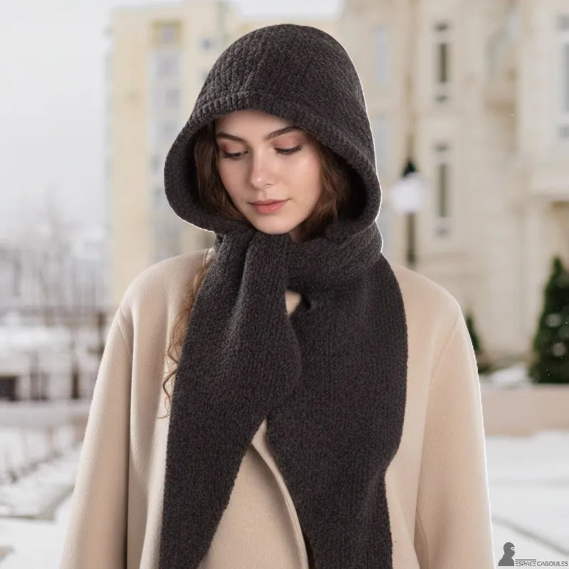 Echarpe cagoule femme marron foncé en maille tricotée, capuche souple portée avec écharpe intégrée, vue portée de face en extérieur - Espace Cagoules