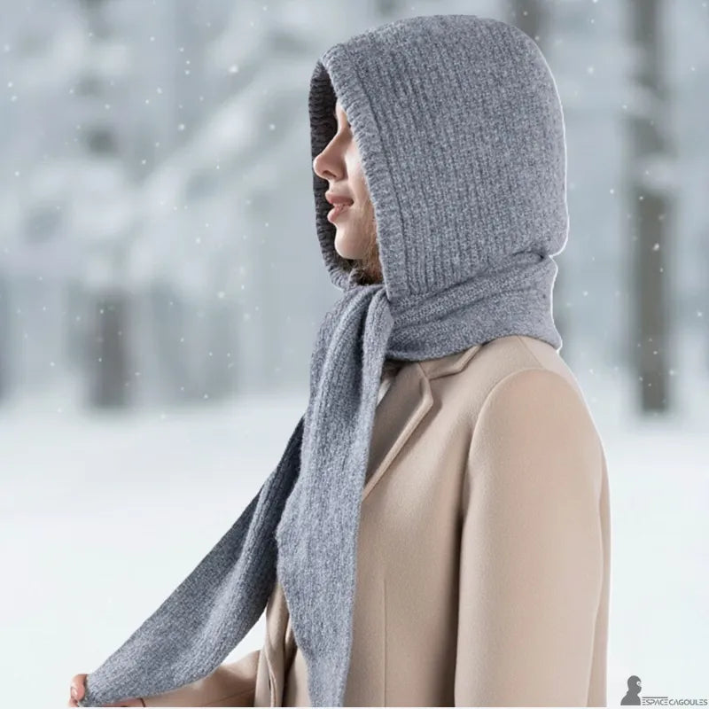 Echarpe cagoule femme grise en maille tricotée, capuche intégrée portée avec écharpe longue, vue de profil en extérieur enneigé - Espace Cagoules